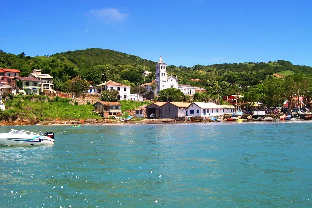 Centro histórico de Garopaba, com a Igreja São Joaquim vista do mar